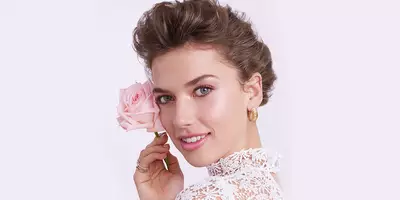 头发发亮的女士在婚礼当天穿着非常柔软的天然化妆品。
