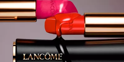 红色和粉色哑光和乳白色 L’Absolu Rouge 唇膏。