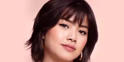 模特使用 Idole Easy Eyeliner 佩戴有翼眼线笔