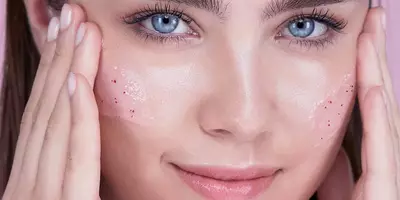 使用兰蔻 Rose Sugar Exfoliating Scrub(去角质磨砂膏)练习去角质的女士