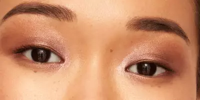 单石棕色眼睛上迷人玫瑰金眼影的特写