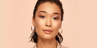 玫瑰金迷人妆容,配眼影唇彩和腮红,搭配中号肤色