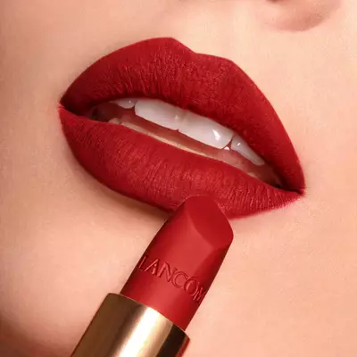 Lancome 红色口红肤色的模特