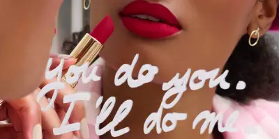 Emily in Paris Lancome 系列配眼影色盘、唇膏、香水和精华。