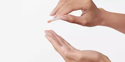 用豌豆大小的面部妆前乳涂抹在刮刀上