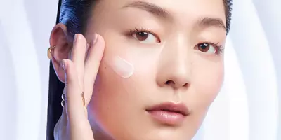 在脸部涂抹保湿霜的亚洲女性