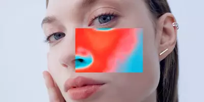 带图形叠加层的女性头像，表明皮肤干燥和皮肤缺水的迹象