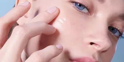 女士涂抹皮肤屏障精华液,修复受损的皮肤屏障