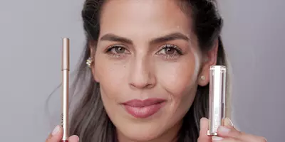 使用兰蔻 Lip Idole 保湿润唇膏和塑唇形笔及唇线笔组合重塑完美唇妆
