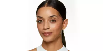 Ashley 展现的是兰蔻标志性裸妆妆效