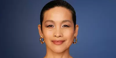 妆容娇媚迷人的成人模特