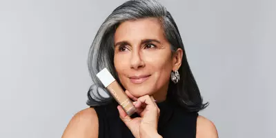 2 岁以上肌肤模特45身穿 Renergie Lift Makeup Foundation，打造成熟肌肤