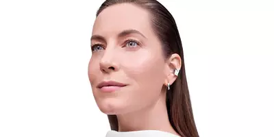 背部头发光滑的成熟女性向上看,代表肌肤寿命,护肤的未来