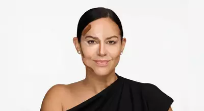 Lancome 的全国化妆师和产品教育家 Jasmine Ferreira 教您如何用肤色棒勾勒轮廓