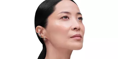 患有胶原蛋白流失的成熟东亚女性向上看