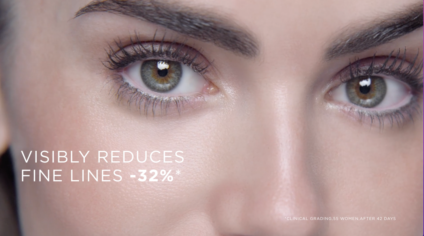 Lily Collilns 使用 Genifique Eye Cream（肌底精华眼霜）的视频