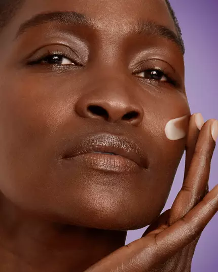 美妆视觉效果图 - 一位女士正在脸上涂抹 Renergie Serum(立体塑颜精华)