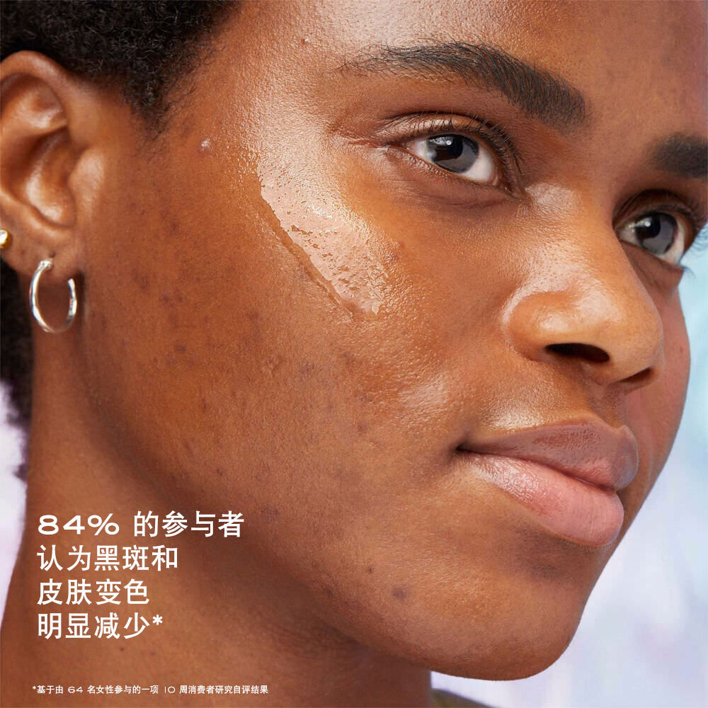 肤色暗沉的女性使用 Clarifique Pro Solution Face Serum，-可减少暗斑和皮肤变色