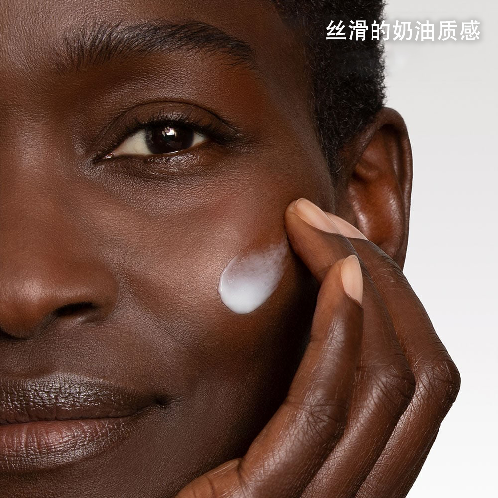 使用新立体塑颜-多效日霜 SPF 15 的女士展示配方质地 